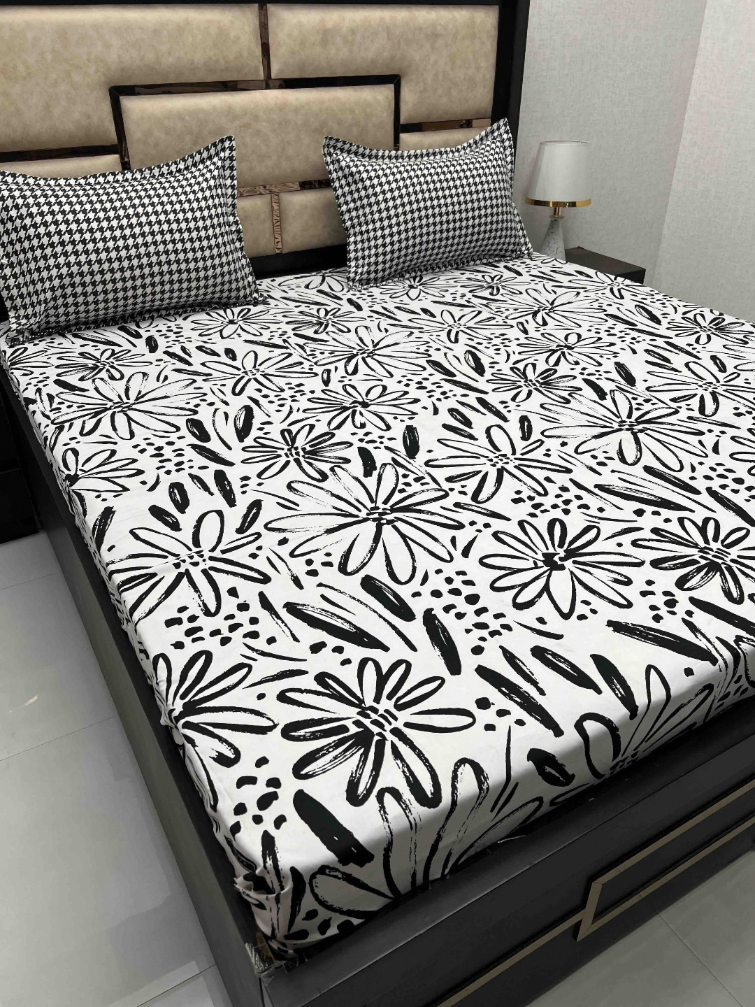 

Pure Decor White & Black Printed Cotton 230 TC Super King Bedsheet With 2 Pillow Covers