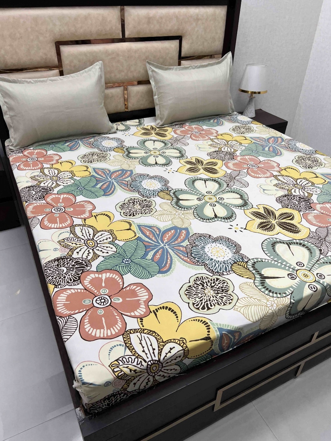 

Pure Decor White & Yellow Floral 230 TC Cotton King Bedsheet With 2 Pillow Covers