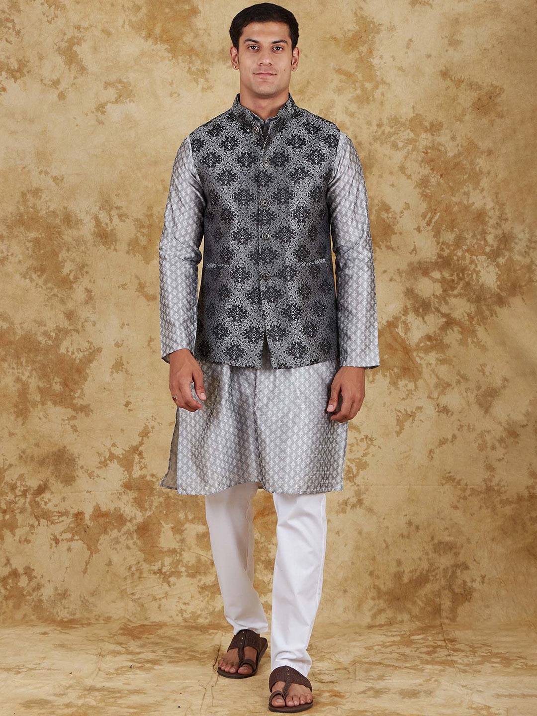 

BLUESAANCHI Ethnic Motifs Printed Mandarin Collar Kurta with Trouser & Nehru jacket, Grey