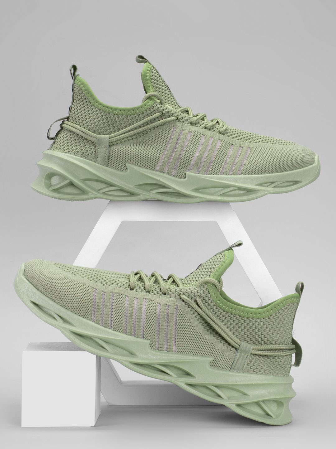 

RapidBox Men Mesh Round Toe Woven Design Sneakers, Green