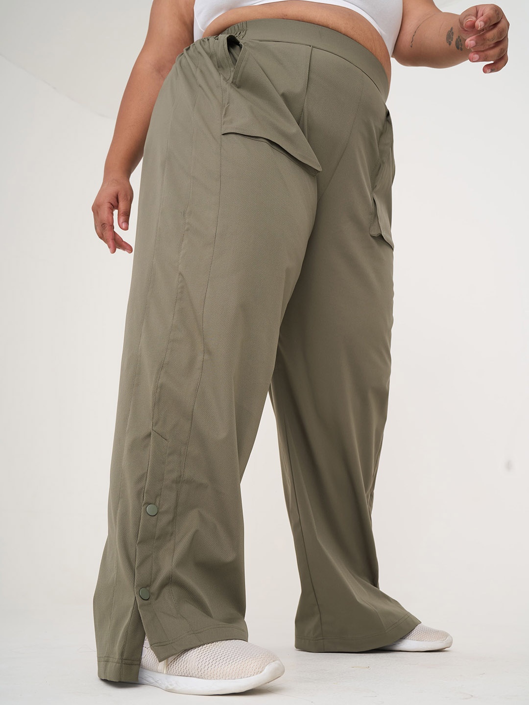 

SPIRIT Women Solid High Rise Regular Track Pants, Green