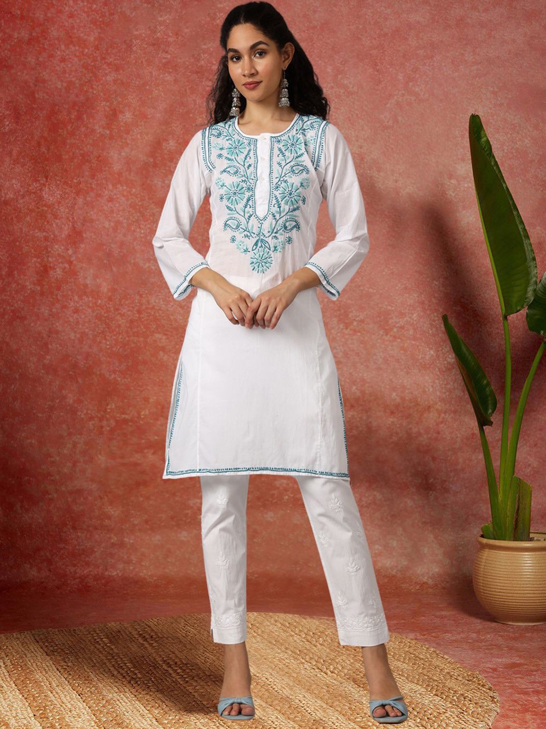 

PARAMOUNT CHIKAN Ethnic Motif Yoke Design Lucknowi Chikankari Cotton Kurta, White