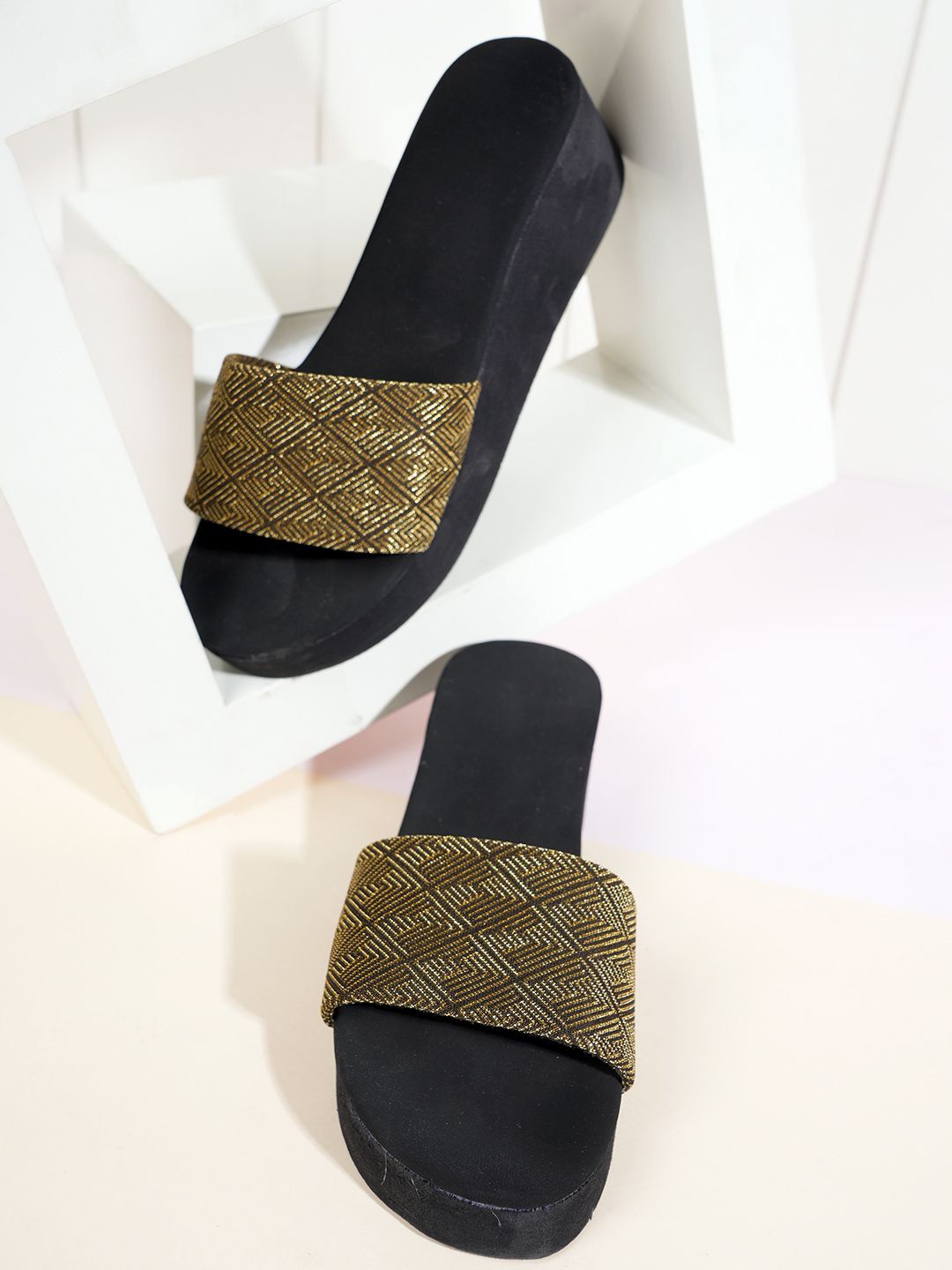 

SAPATOS Women Embellished Open Toe Wedges, Gold