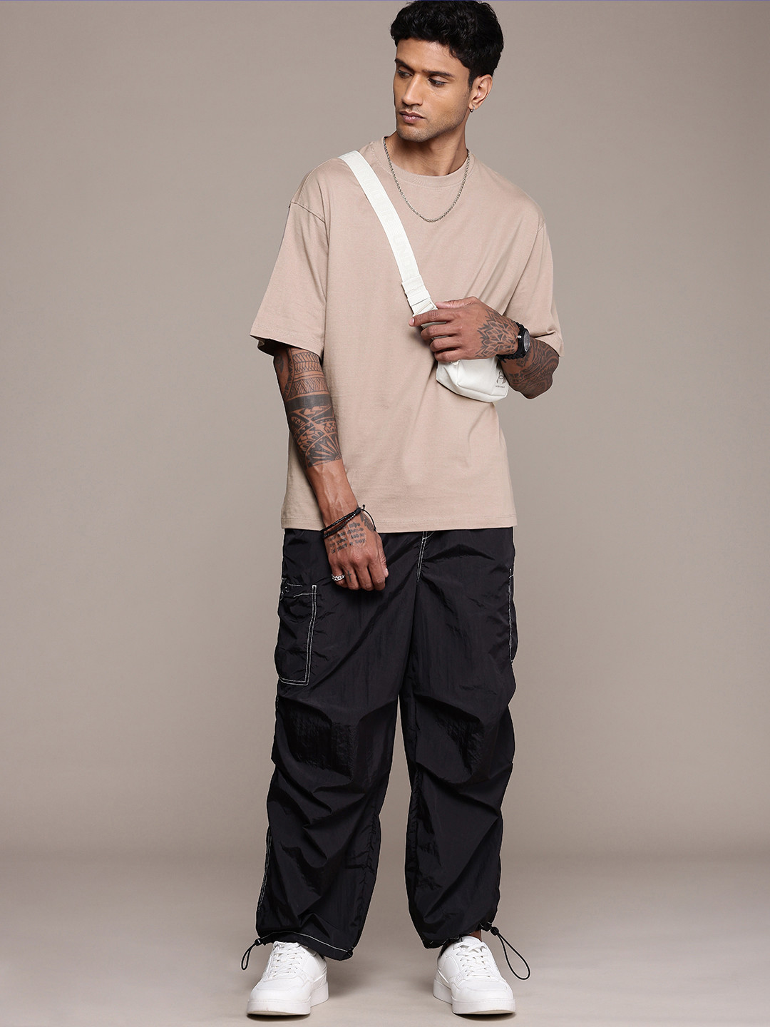 

Roadster Men Drop-Shoulder Sleeves Oversized T-shirt, Brown