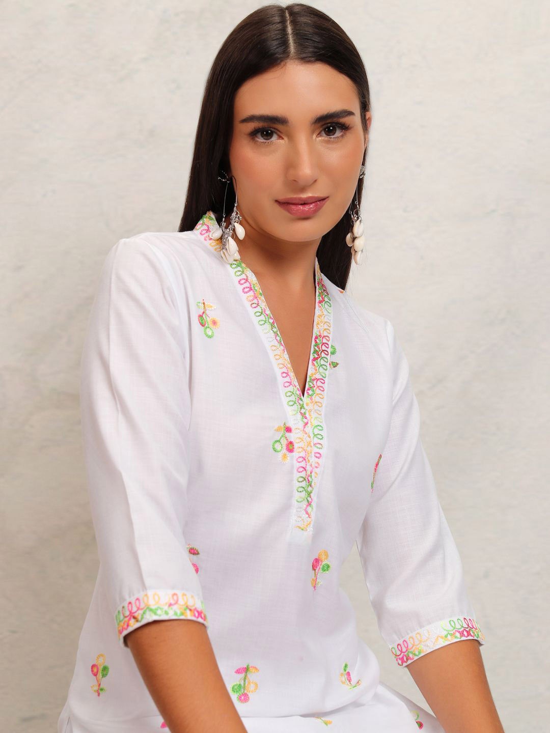 

Vishudh White Floral Embroidered V-Neck Thread Work Straight Kurta