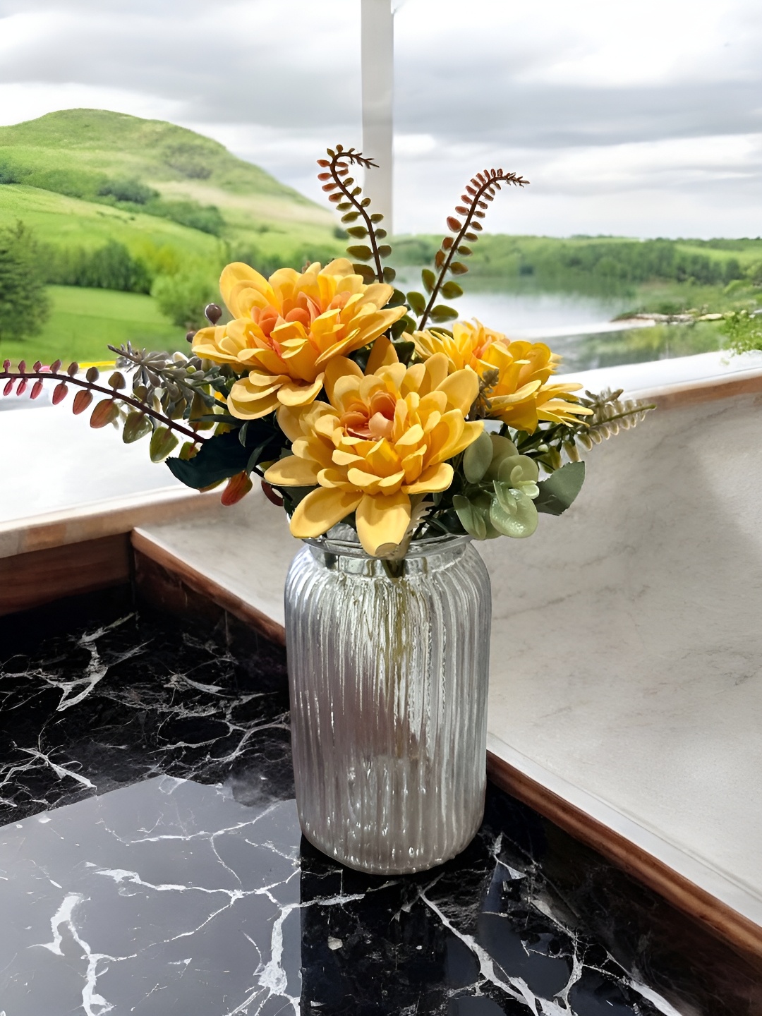 

BS AMOR Transparent Textured Glass Flower Vase