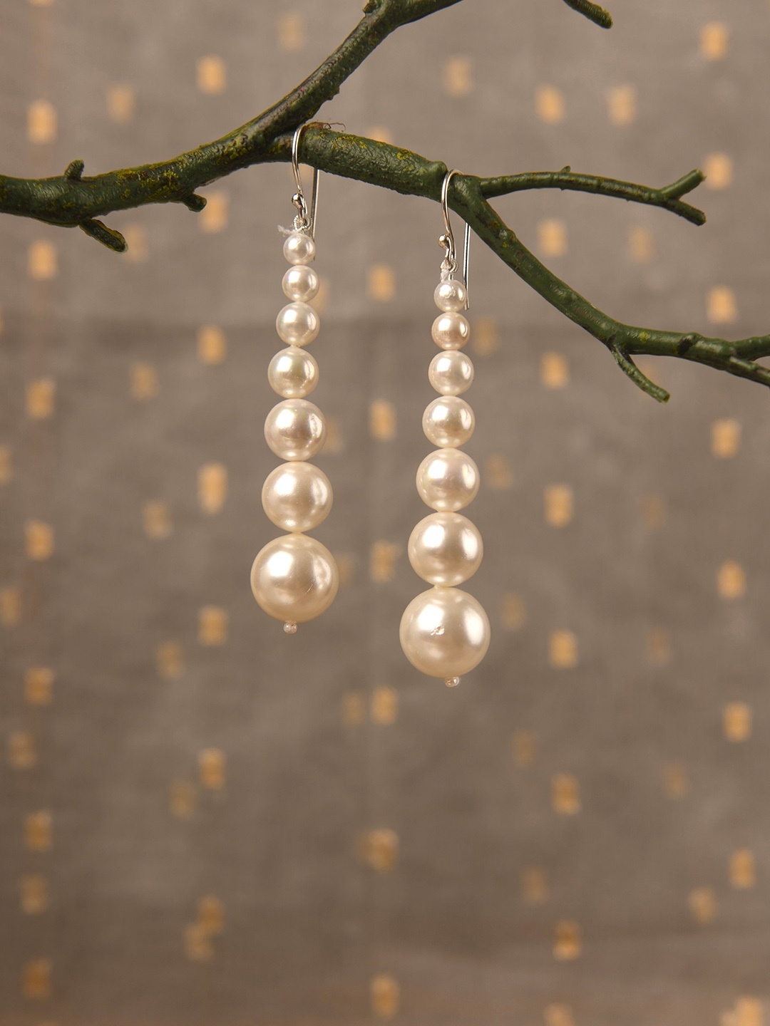 

TOTAPARI Silver-Plated Bold Graduated Pearl Dangler Earrings