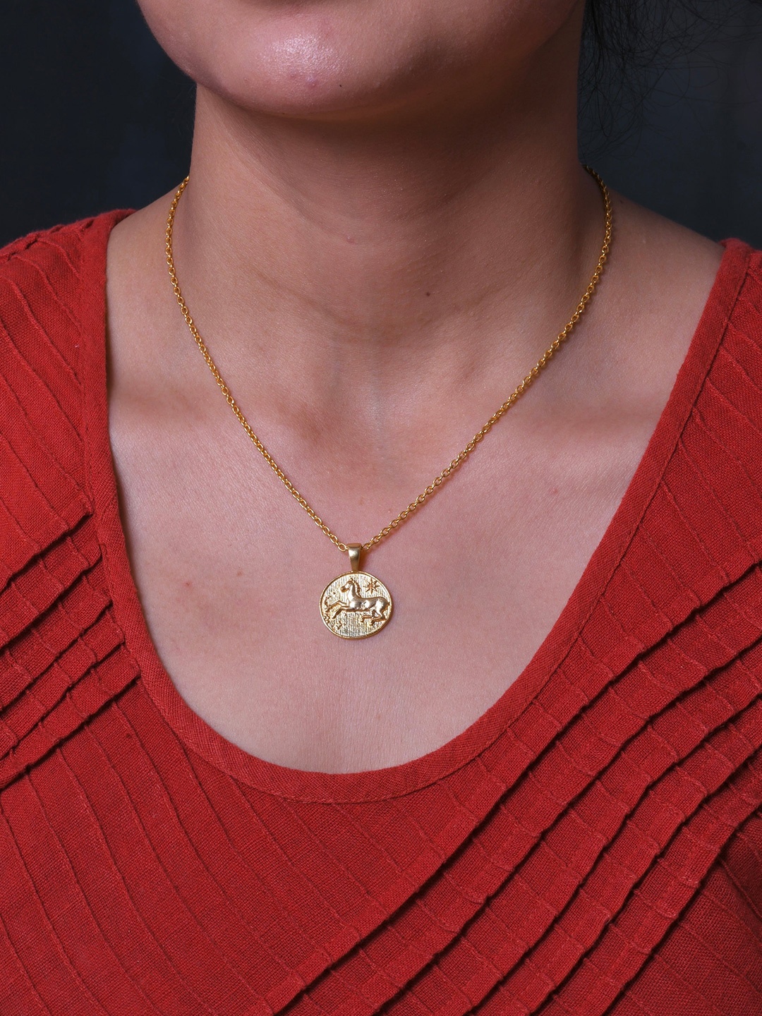 

TOTAPARI Gold-Plated Pendant With Chain