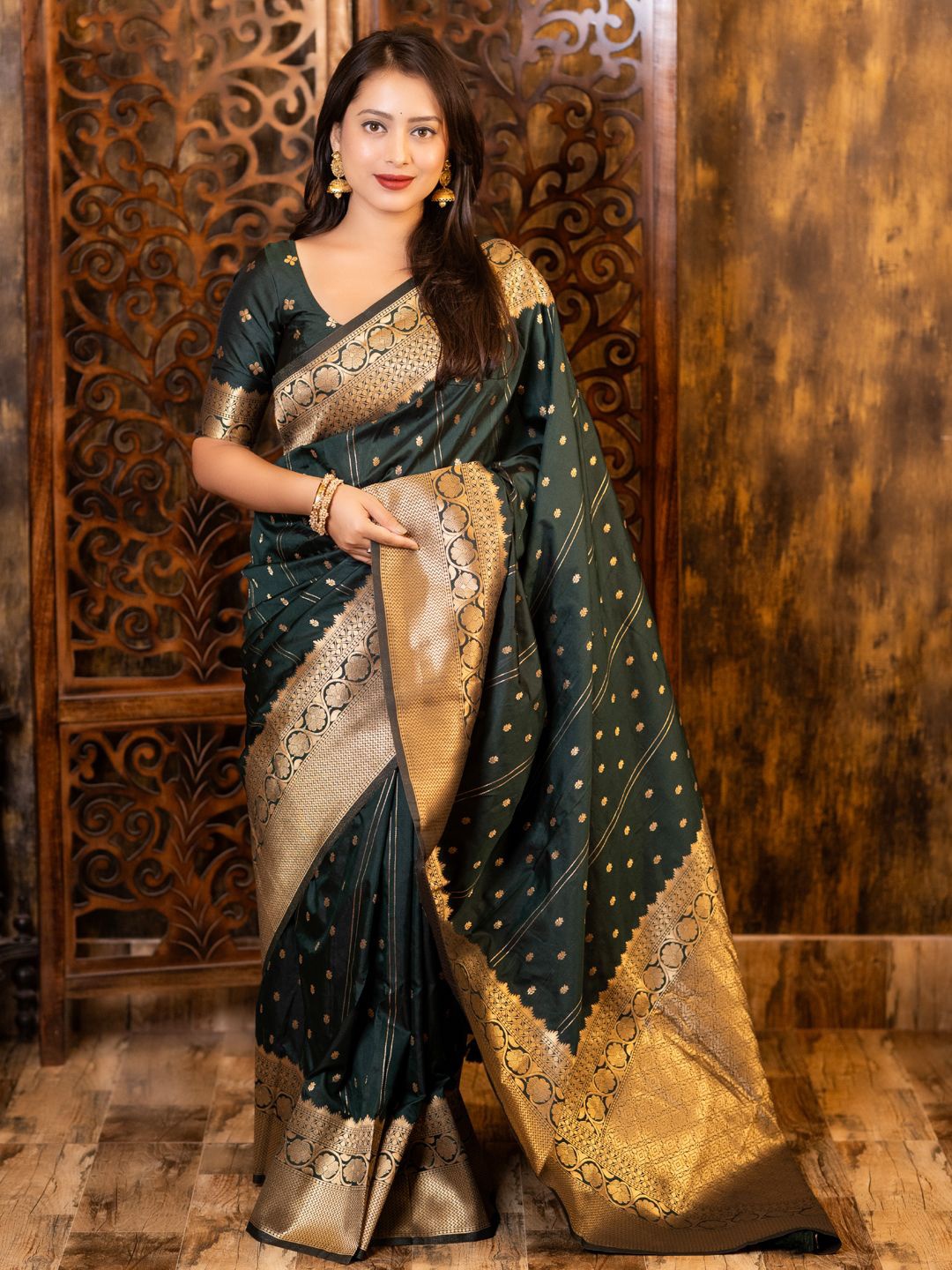 

Mitera Ethnic Motifs Zari Banarasi Saree, Green