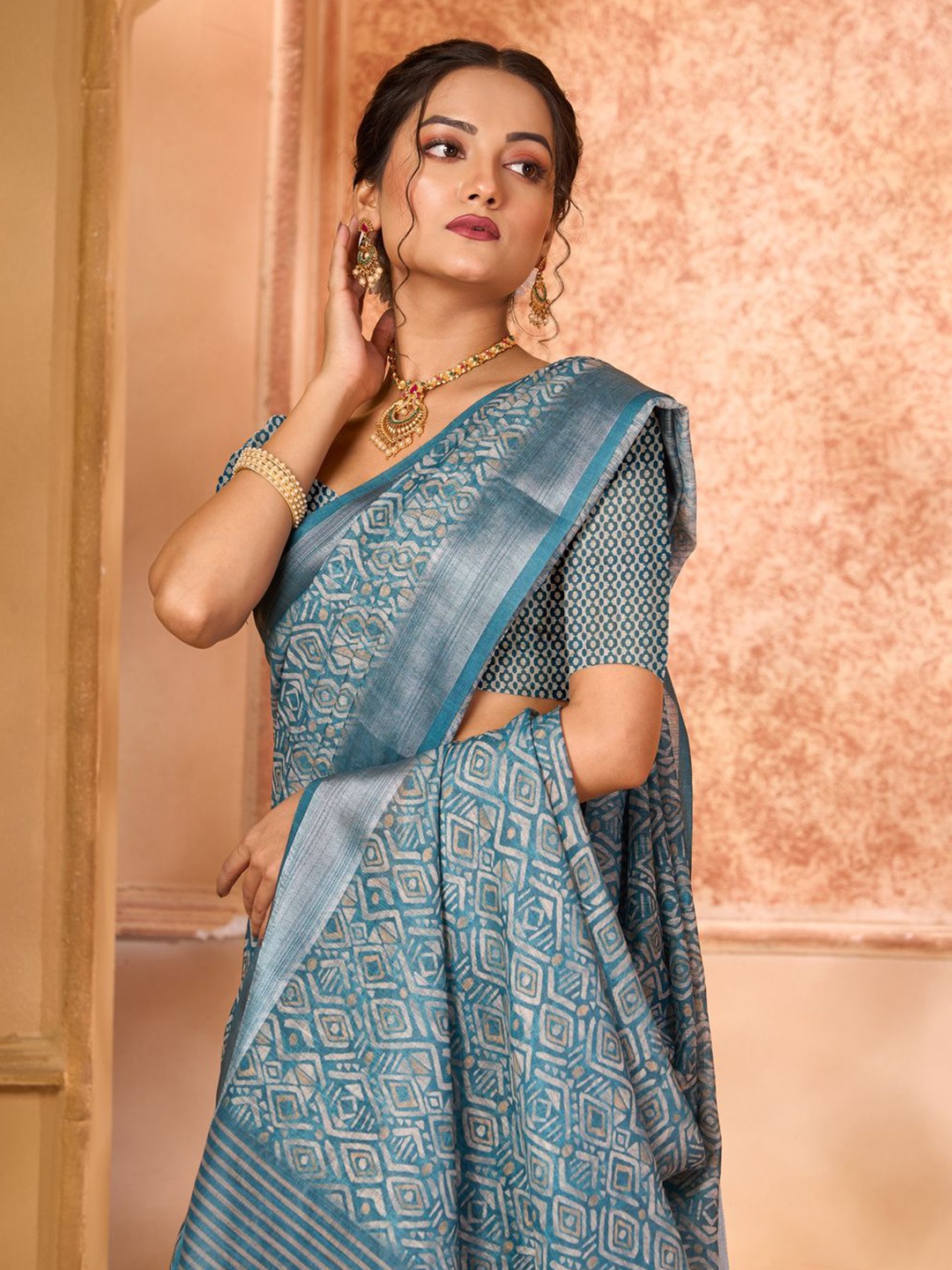 

Varanga Geometric Printed Woven Design Saree, Blue