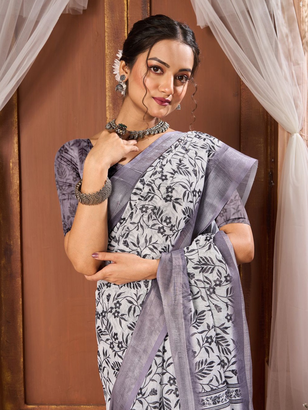 

Varanga Floral Printed Woven Border Saree, White