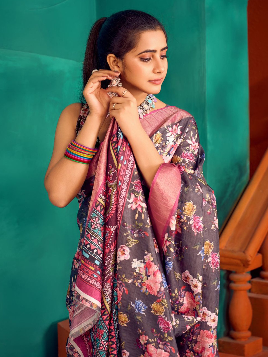 

Varanga Floral Printed Woven Design Saree, Brown