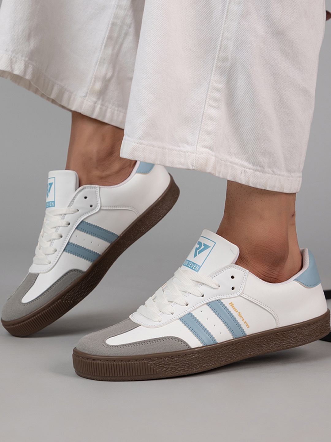 

RUN SEVEN Men Striped Lightweight Sneakers, Blue