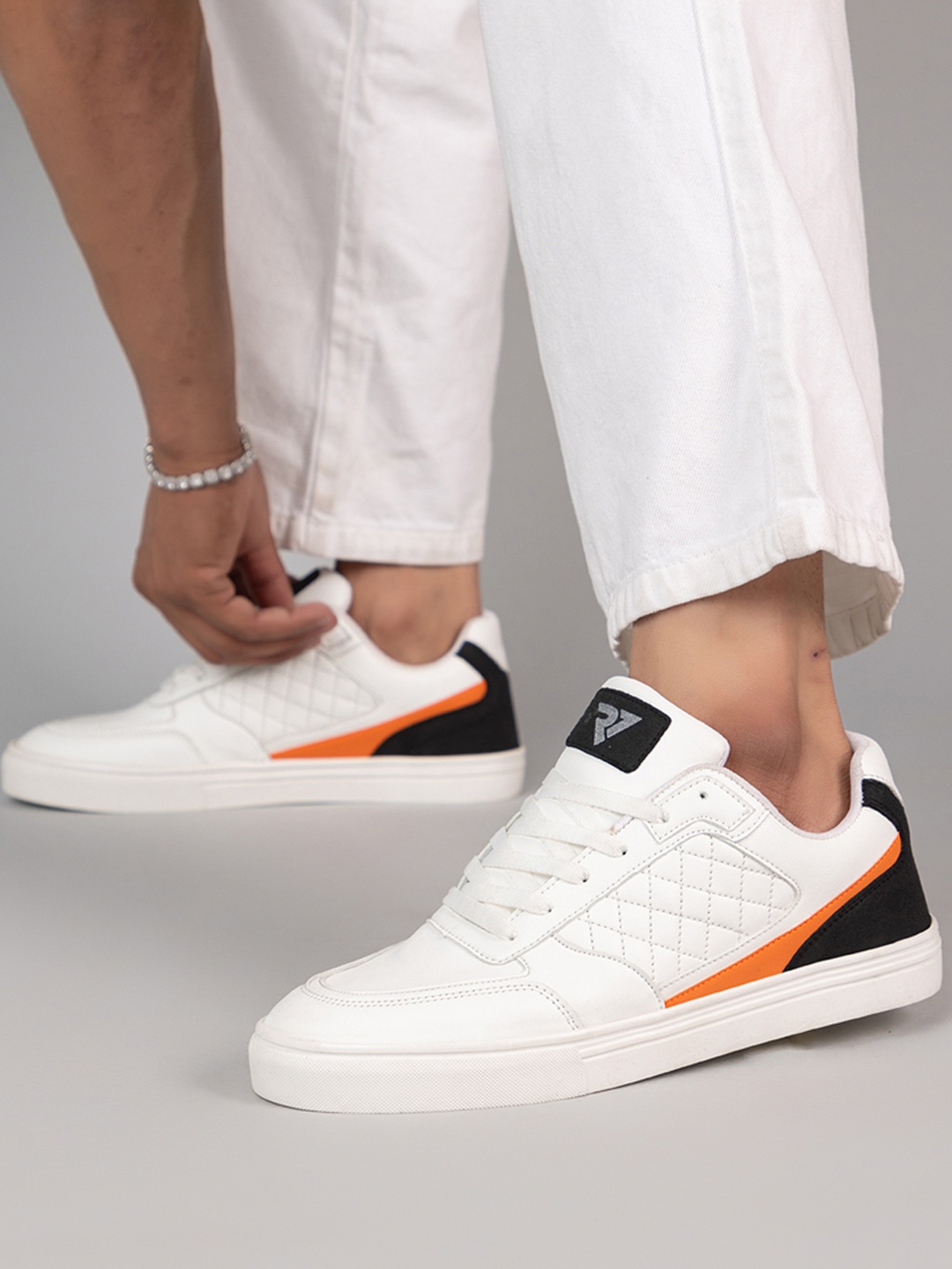 

RUN SEVEN Men Colourblocked Sneakers, White