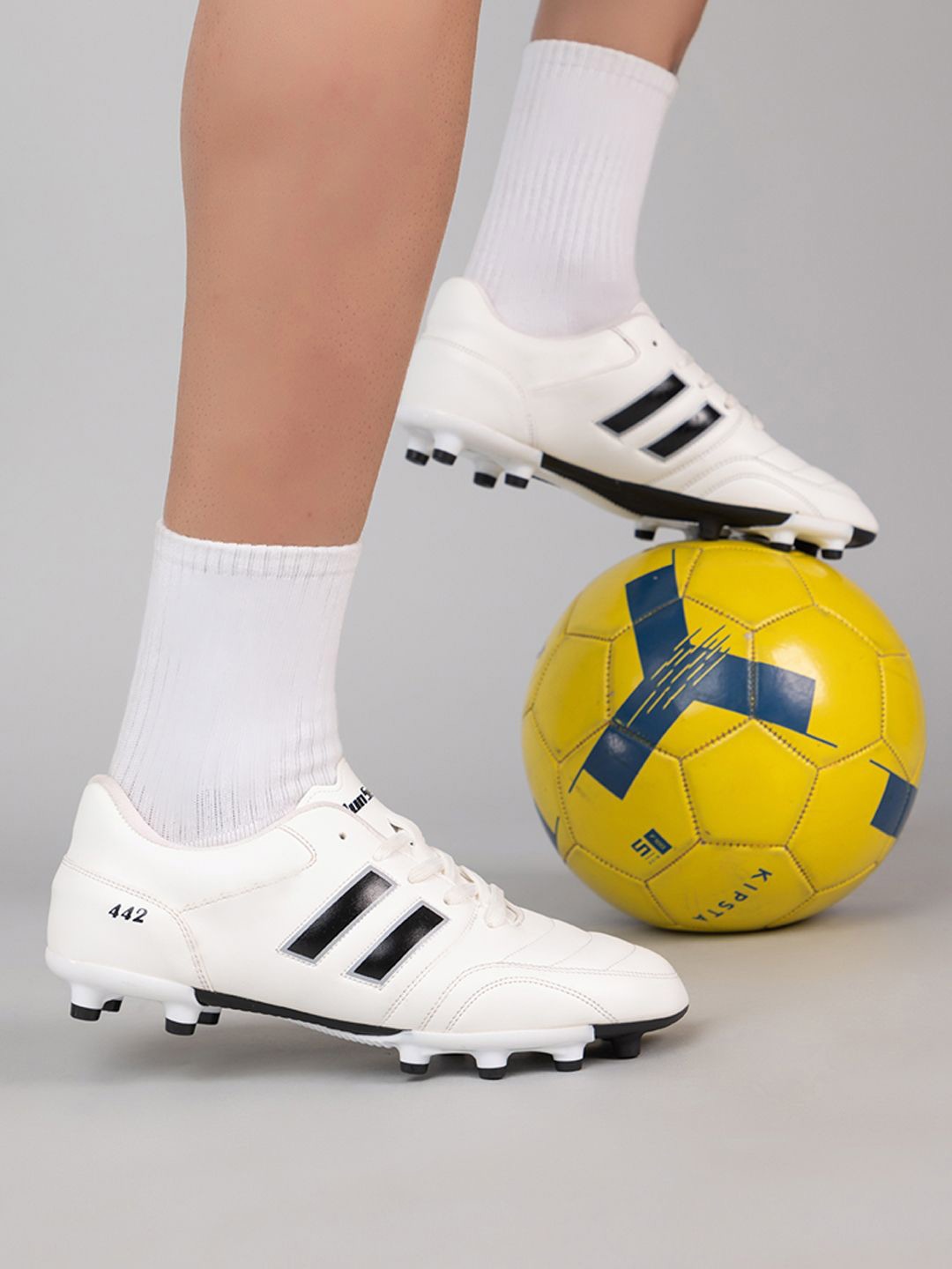 

RUN SEVEN Men Football Non-Marking Shoes, White