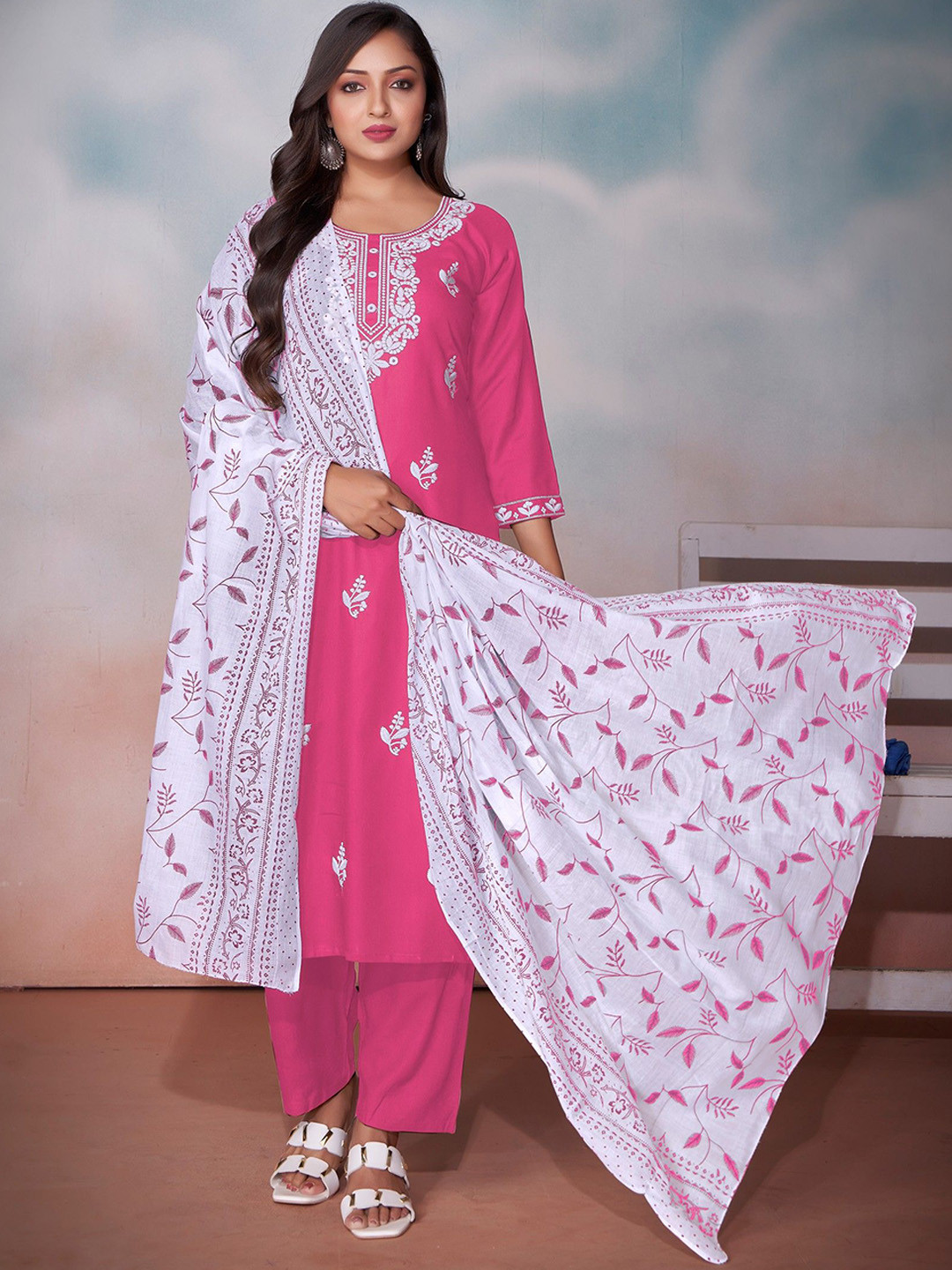 

Label Khoj Floral Embroidered Regular Thread Work Kurta with Trousers & Dupatta, Magenta