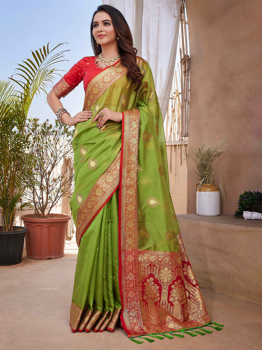

Rhey Woven Design Zari Pure Silk Banarasi Saree, Green