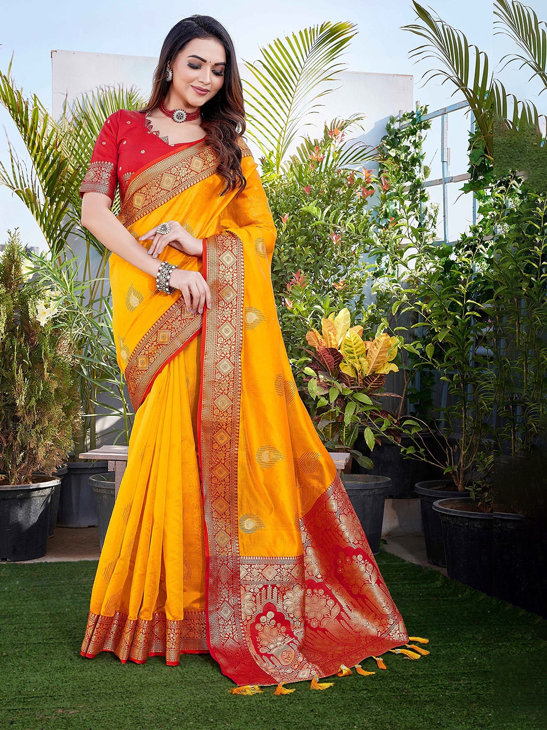 

Rhey Zari Woven Pure Silk Banarasi Saree, Yellow