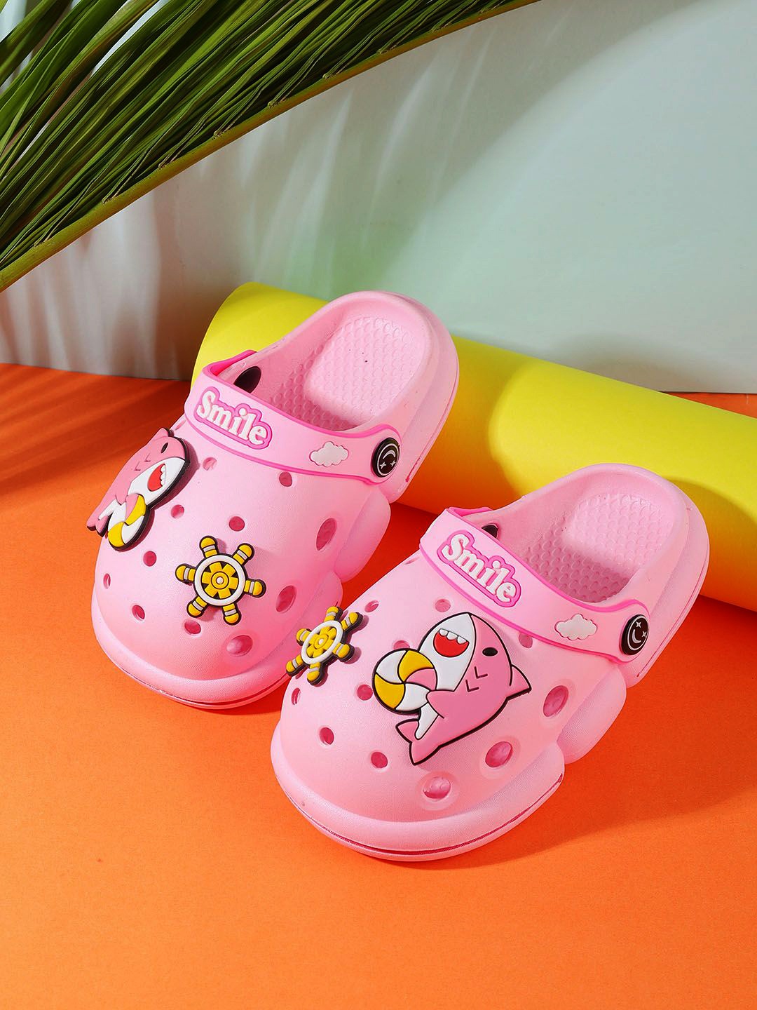 

PASSION PETALS Girls Fish Embossed clogs Flip Flops, Pink