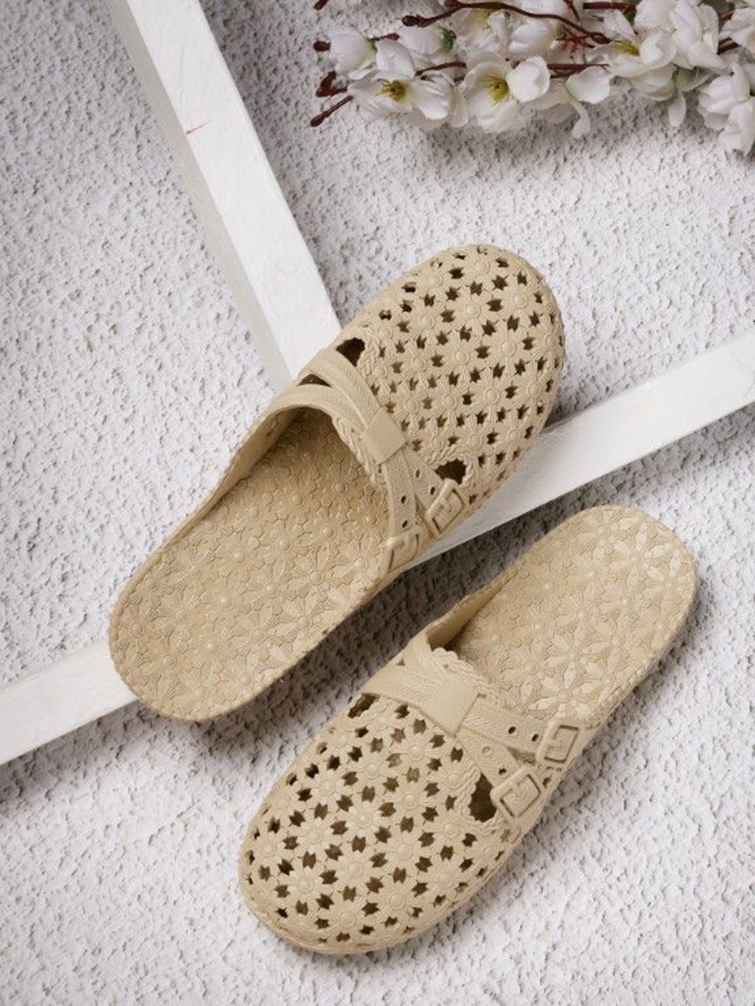 

JUMPLITE Women Textured Slip-On Mules, Beige