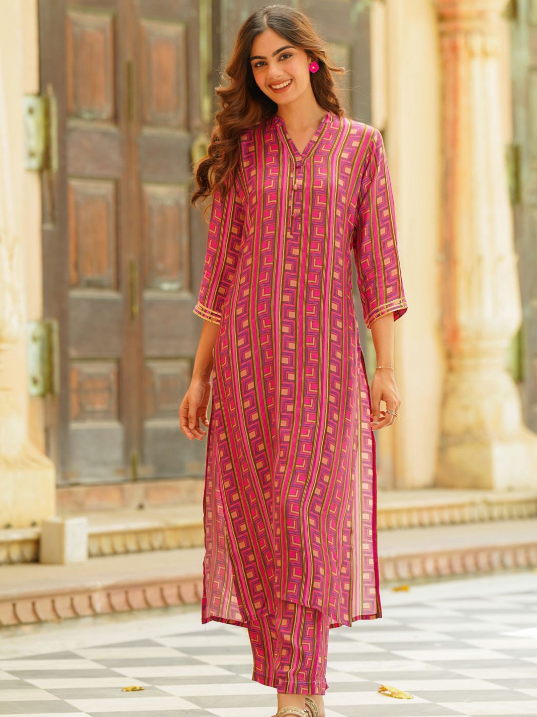 

Ambraee Geometric Printed V-Neck Regular Straight Kurta With Trousers, Pink