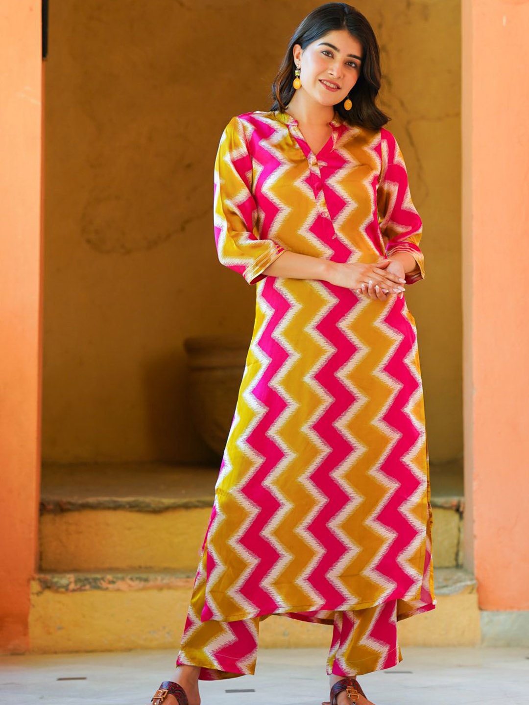 

Ambraee Geometric Printed Mandarin Collar Regular Straight Kurta With Trousers, Mustard