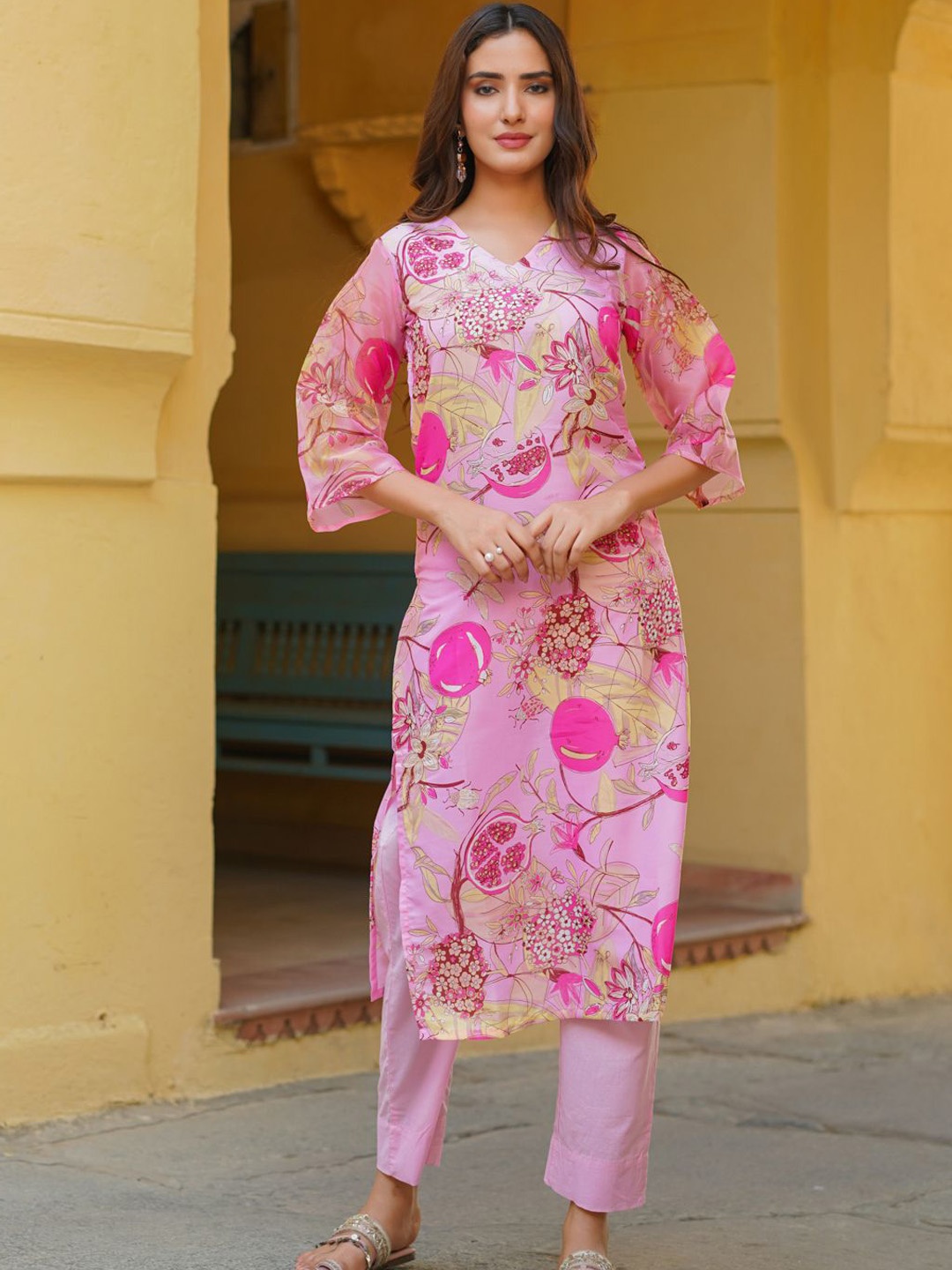 

Ambraee Floral Printed V-Neck Regular Straight Kurta With Trousers, Pink