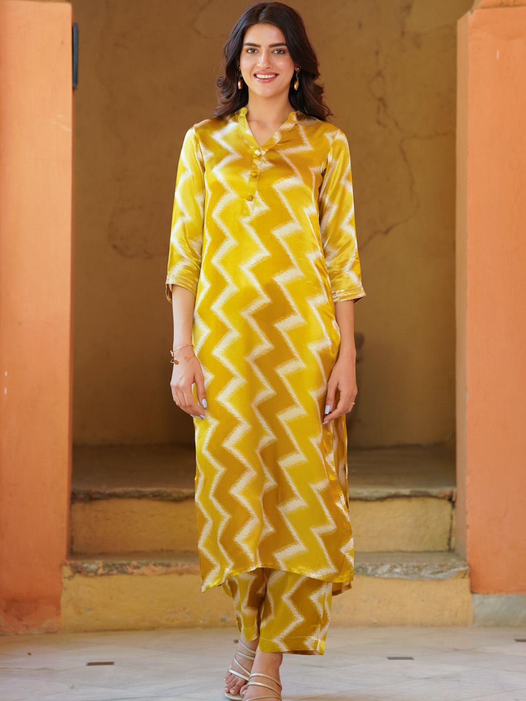 

Ambraee Chevron Printed Mandarin Collar Regular Straight Kurta With Trousers, Mustard