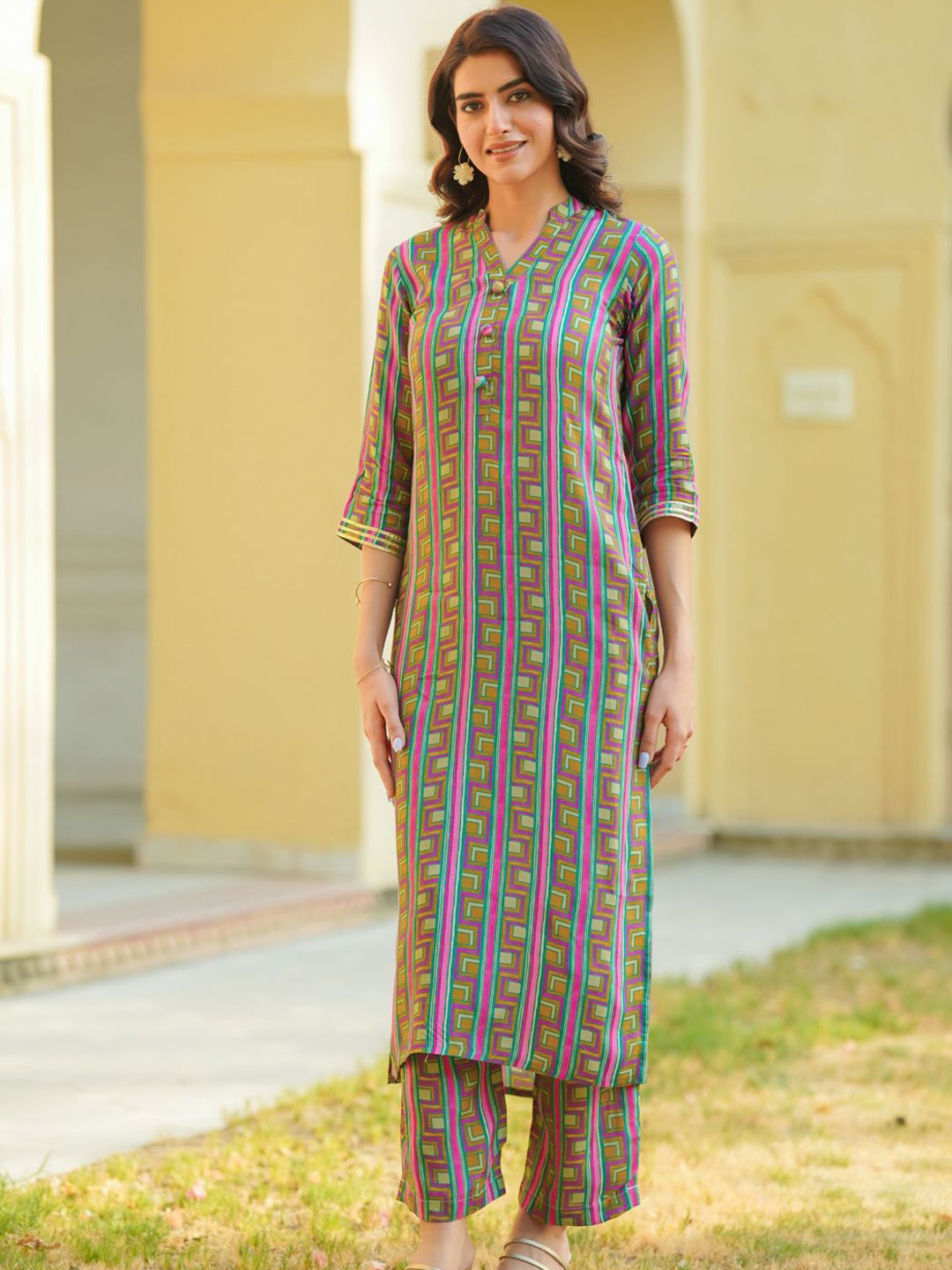 

Ambraee Geometric Printed V-Neck Regular Straight Kurta With Trousers, Mustard