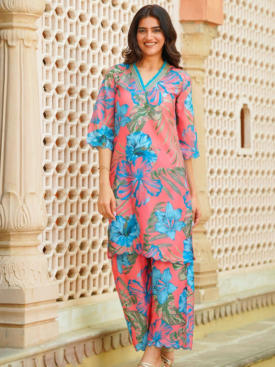 

Ambraee Floral Printed V-Neck Regular Straight Kurta With Palazzos, Pink