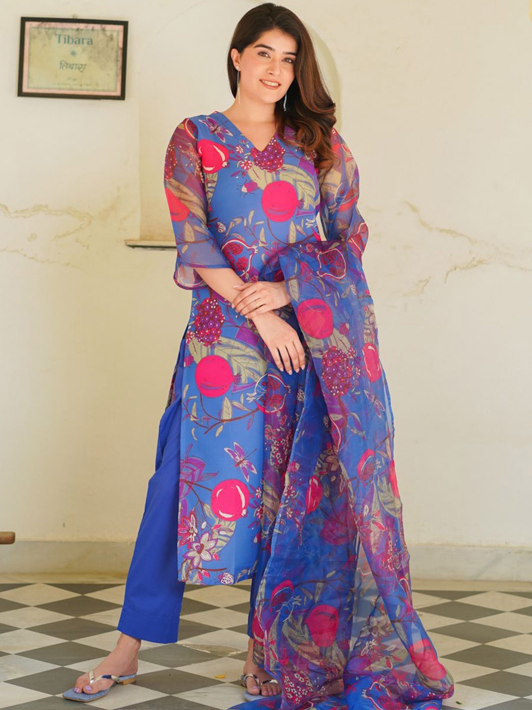 

Ambraee Floral Printed Regular Kurta With Trousers, Blue