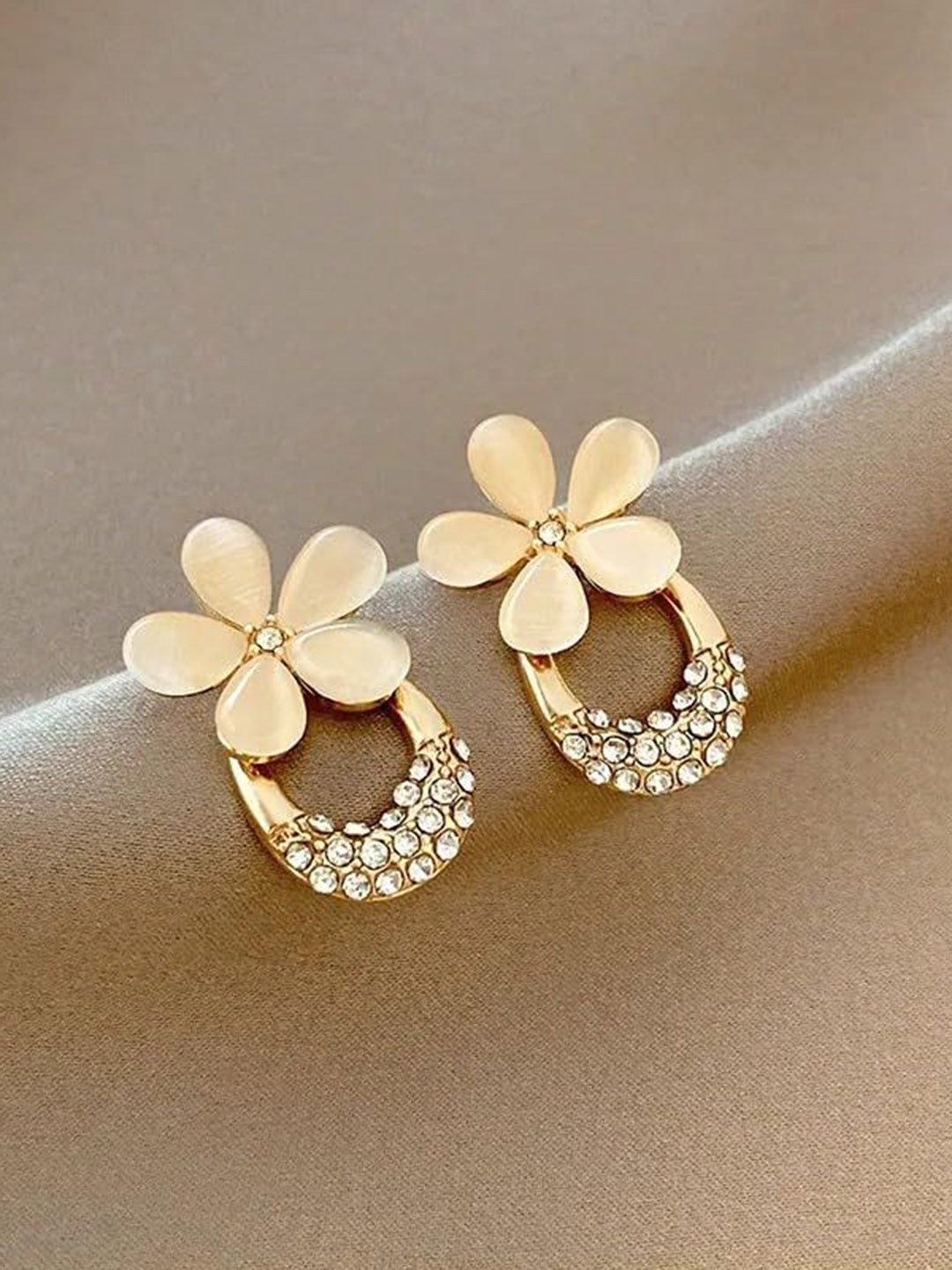 

Softwrap Circular Studs Earrings, White