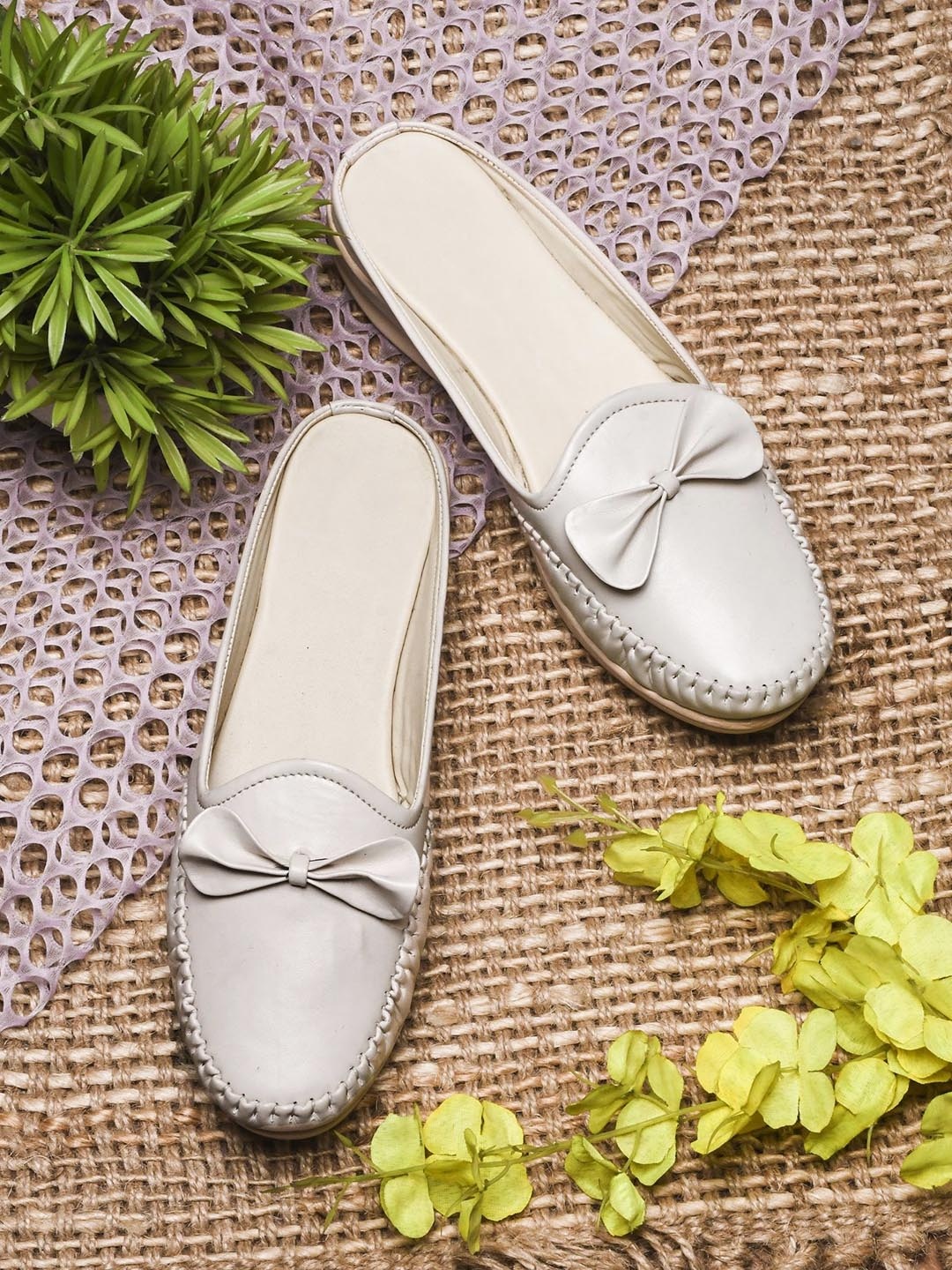 

Try Me Women Round Toe Loafers, White