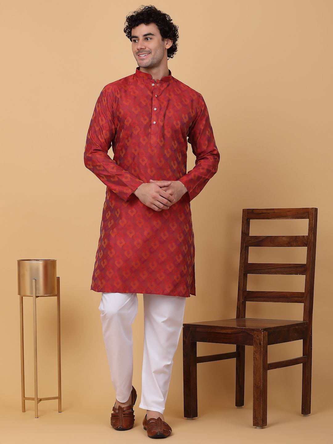 

KRAFT INDIA Ethnic Motifs Printed Mandarin Collar Jacquard Straight Kurta with Pyjamas, Maroon