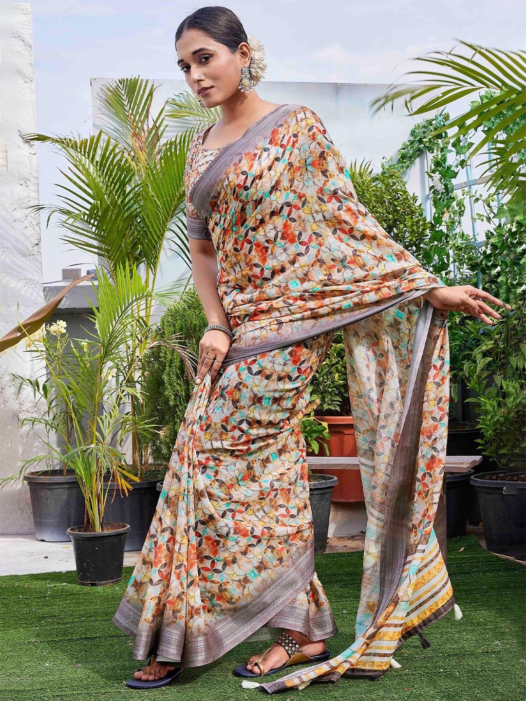 

DIVASTRI Abstract Printed Zari Baluchari Saree, Beige