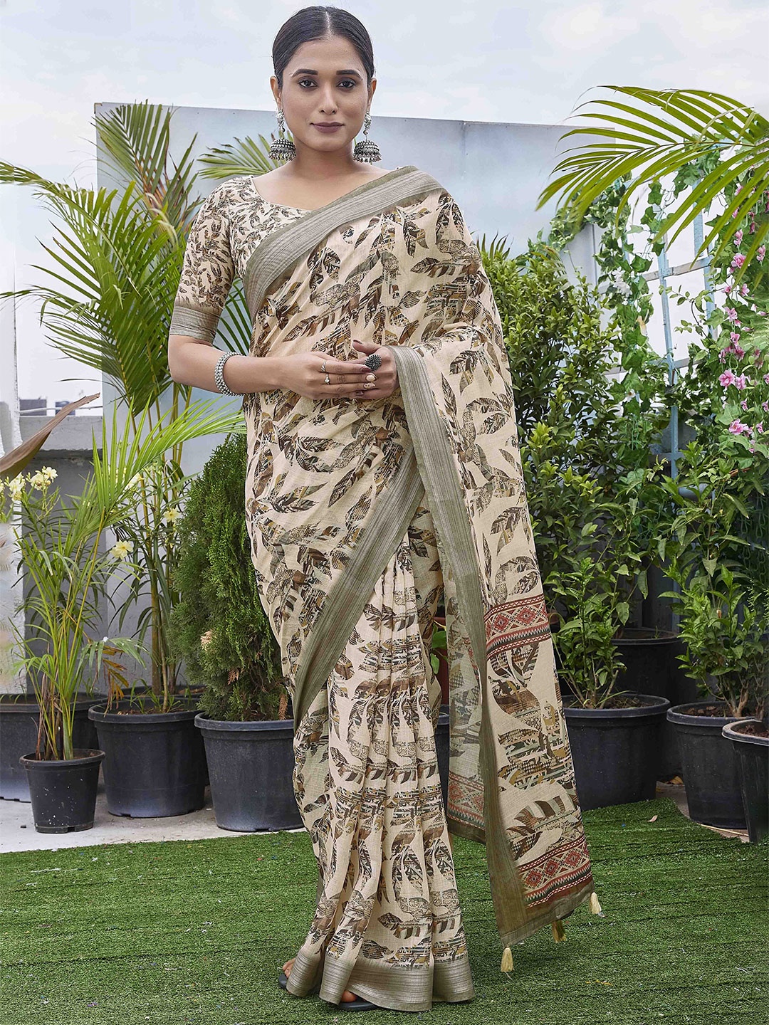 

DIVASTRI Ethnic Motifs Printed Baluchari Saree, Cream