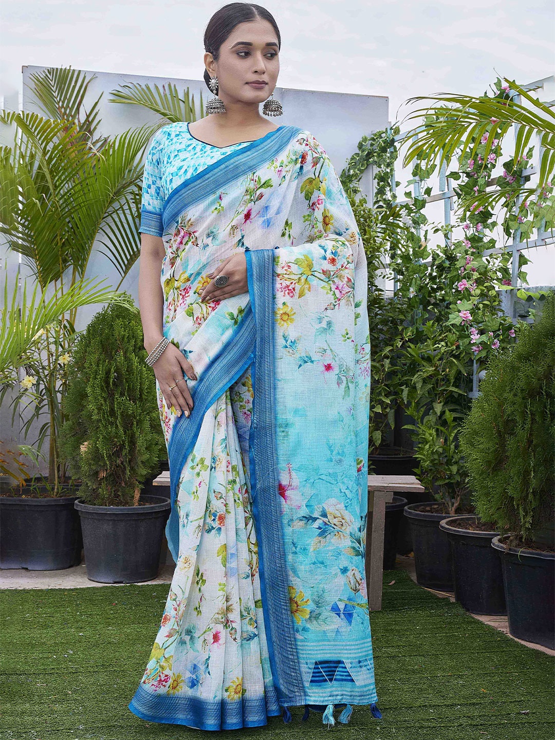 

DIVASTRI Floral Printed Baluchari Saree, White