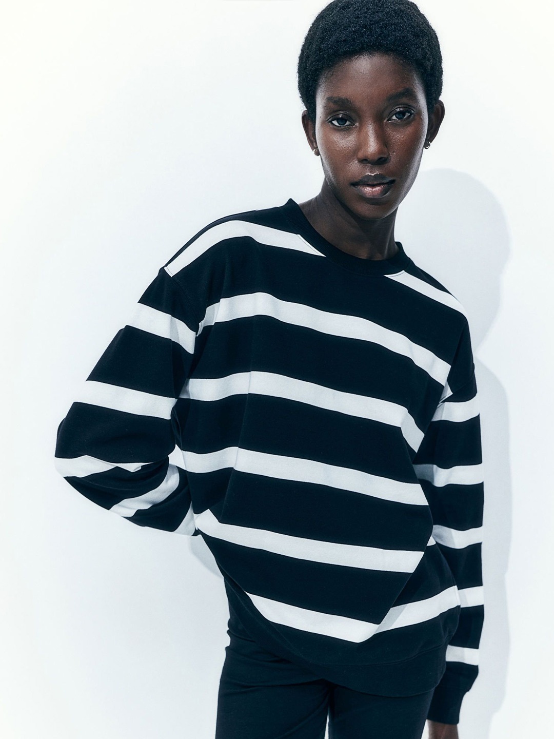 

H&M Women Striped Drop Shoulder Sweatshirts, Black
