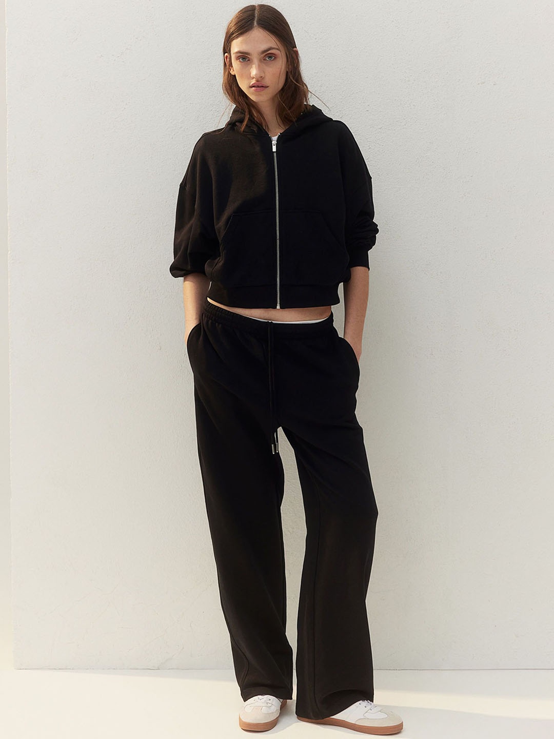 

H&M Women Mid-Rise Sweatpants Trousers, Black