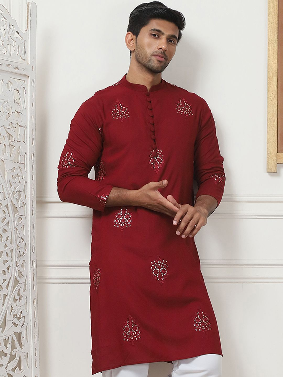 

Jompers Floral Embroidered Sequinned Mandarin Collar Straight Kurta, Maroon