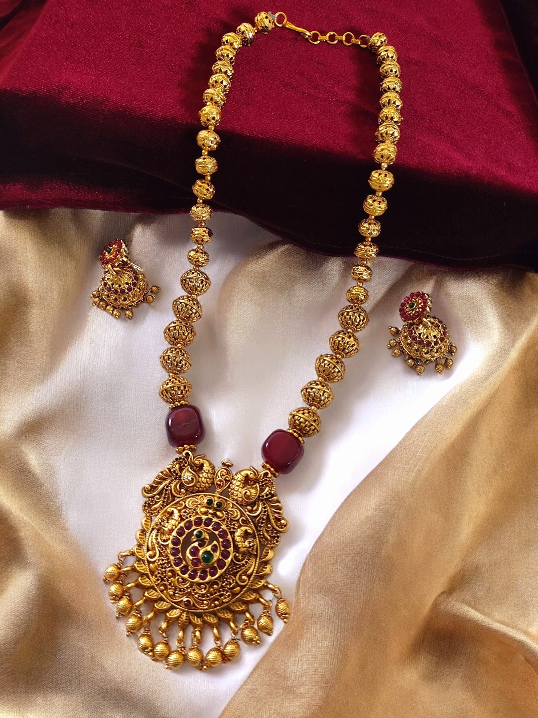 

Pihtara Jewels Gold Plated Stone Studded Jewellery Set