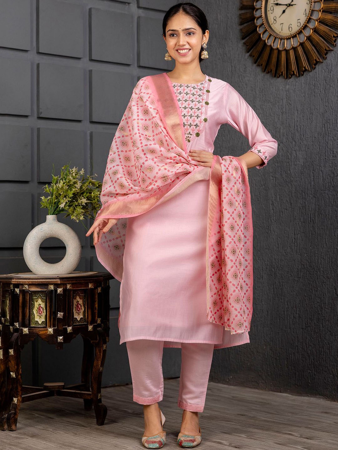 

Royal Export Floral Embroidered Regular Kurta with Trousers & Dupatta, Pink