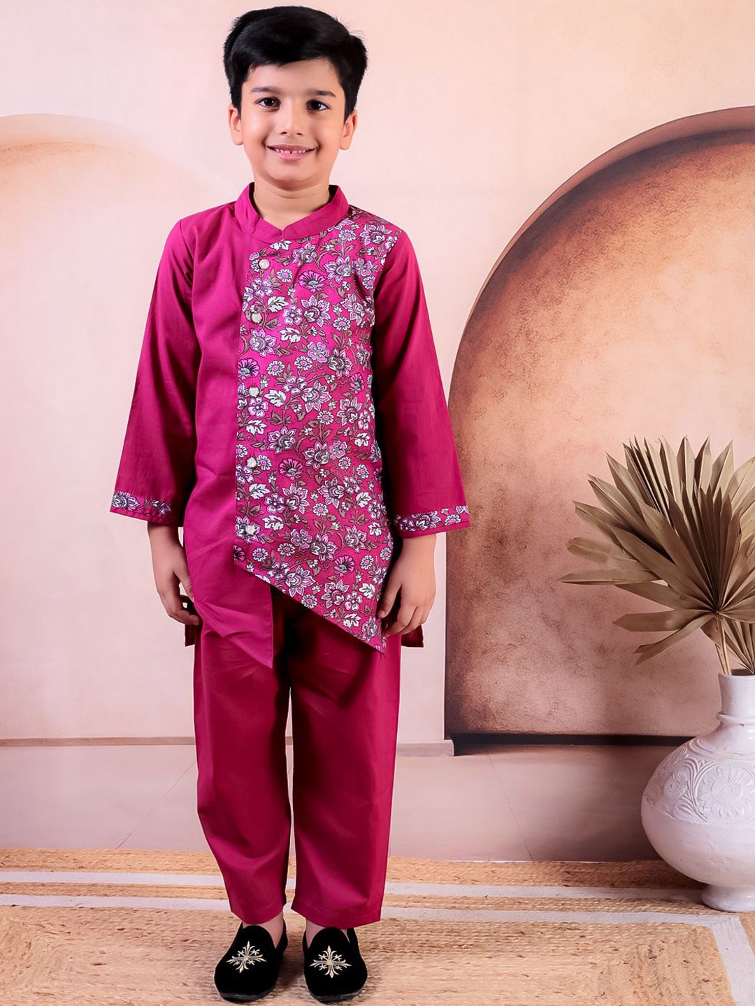 

JUNITOS Boys Floral Printed Mandarin Collar Pure Cotton Straight Kurta With Trousers, Pink