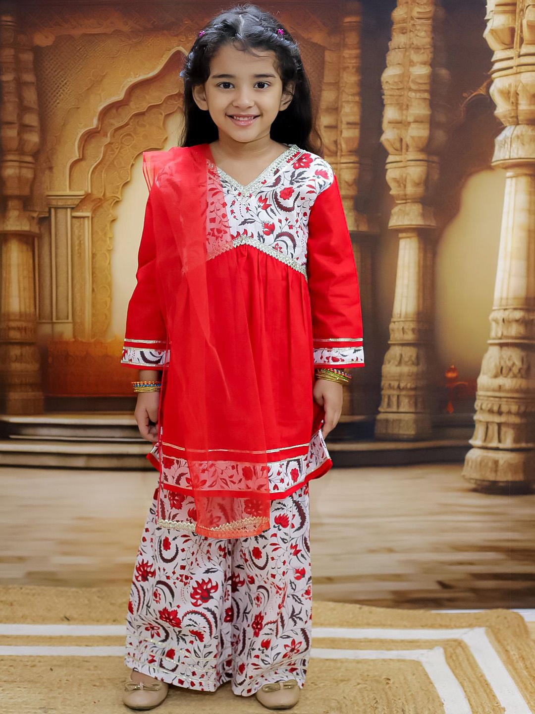 

JUNITOS Girls Floral Printed V-Neck Pure Cotton Straight Kurta With Palazzos & Dupatta, Red