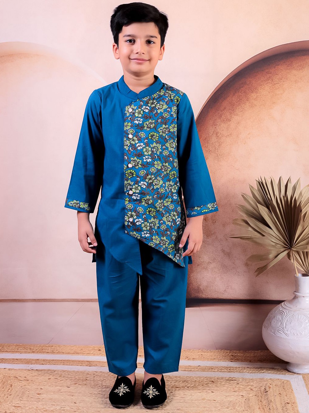 

JUNITOS Boys Floral Printed Mandarin Collar Pure Cotton Straight Kurta With Trousers, Turquoise blue