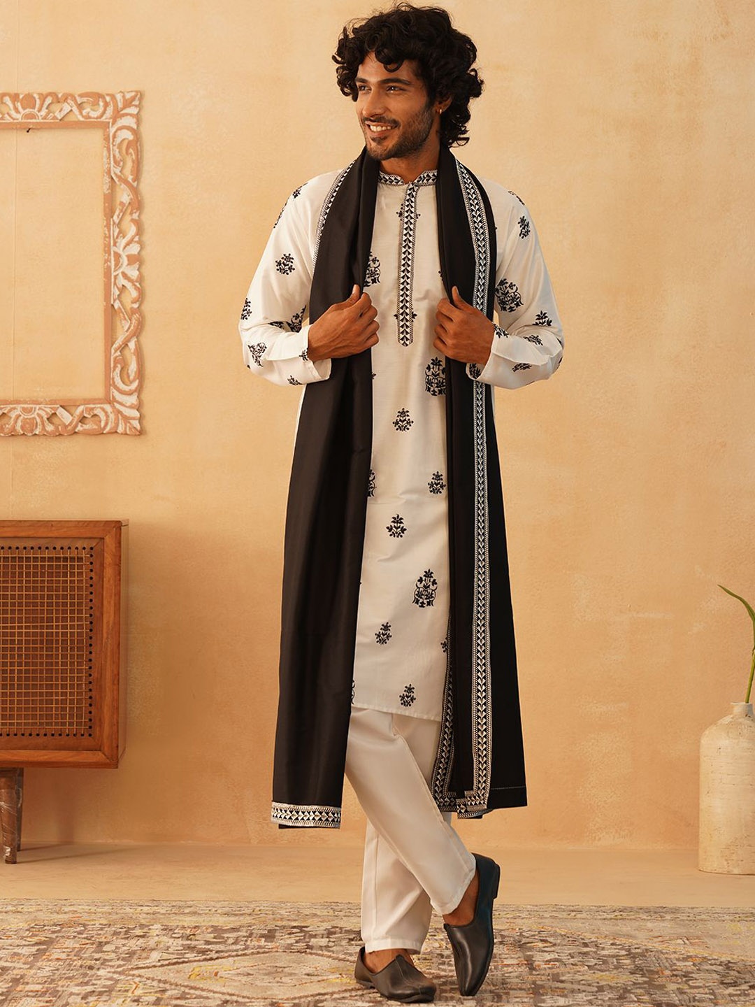

Jompers Floral Embroidered Thread Work Mandarin Collar Kurta with Pyjamas & Dupatta, White