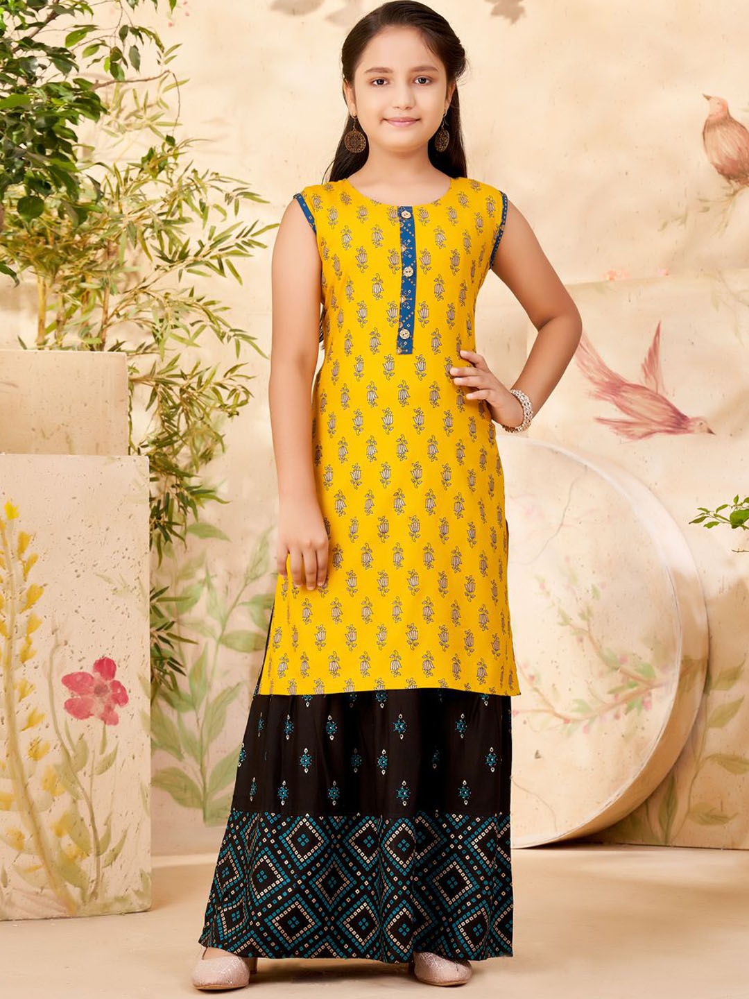 

Aarika Girls Floral Printed Regular Straight Kurta With Skirt, Yellow