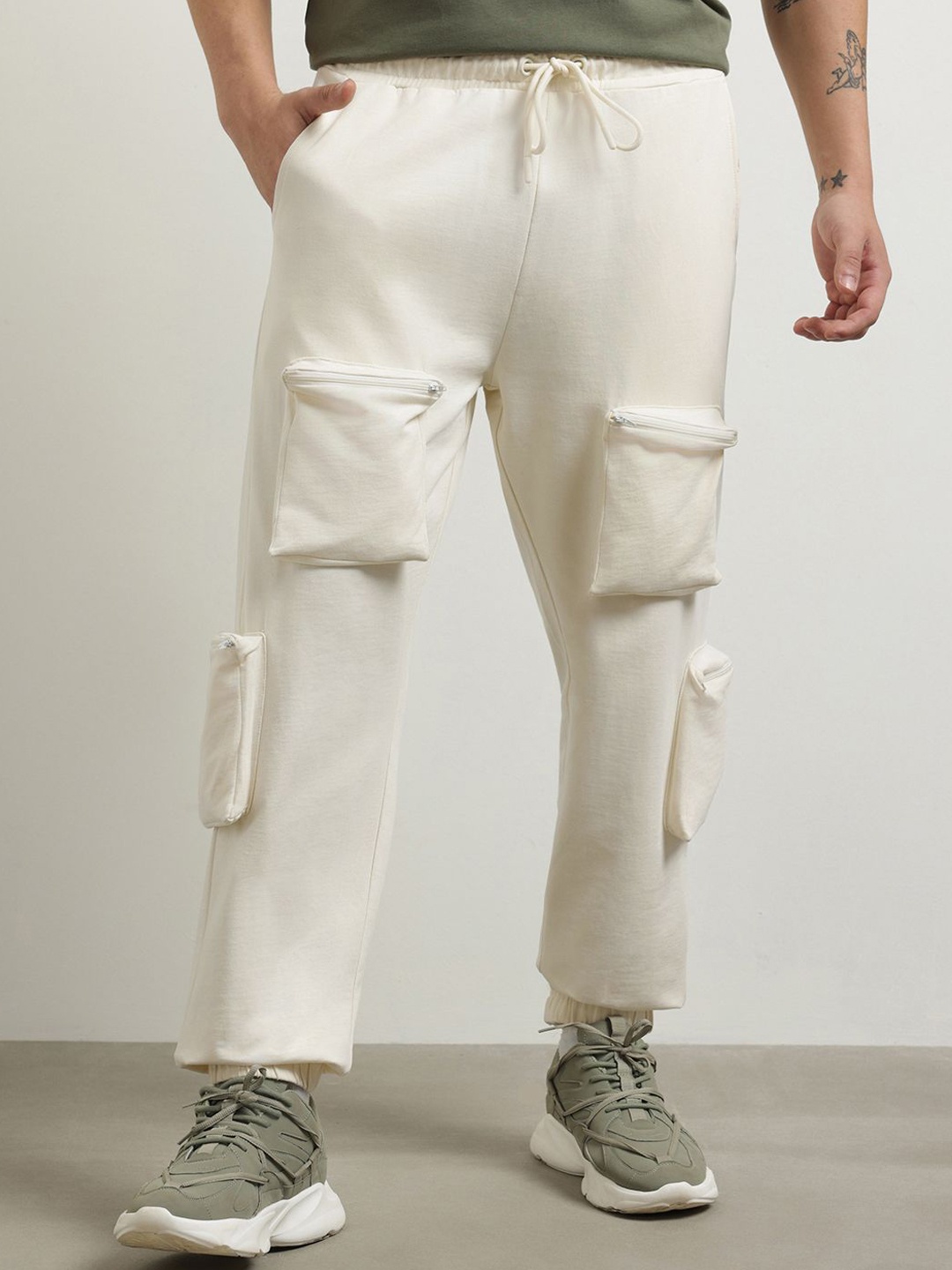 

NOBERO Men Oversized Cargo Pocket Joggers, Cream