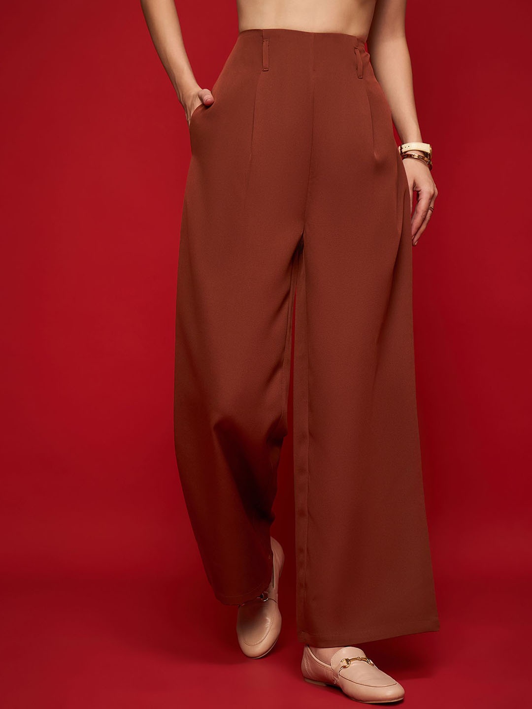 

URBANGRACE BY KASSUALLY Women Solid Relaxed Flared Mid-Rise Parallel Trousers, Brown