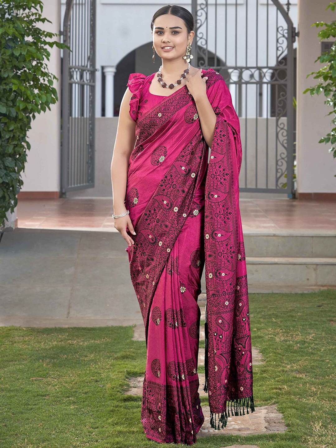 

MANOHARI Woven Design Banarasi Saree, Pink